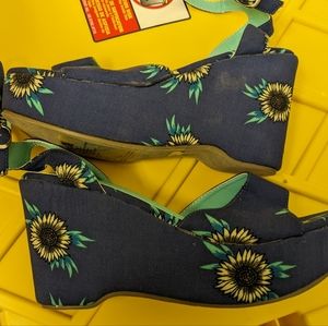 Muk Luks size 8 sunflower wedges